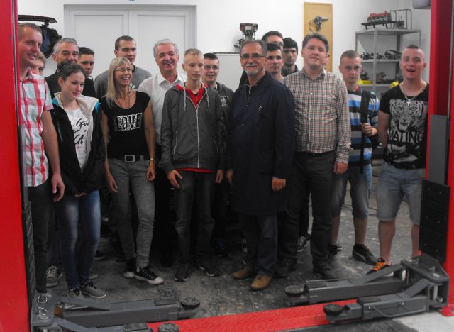 Uenici u radionici automehanike